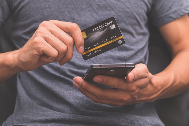 Tarjetas de crédito o préstamos a través de teléfonos inteligentes