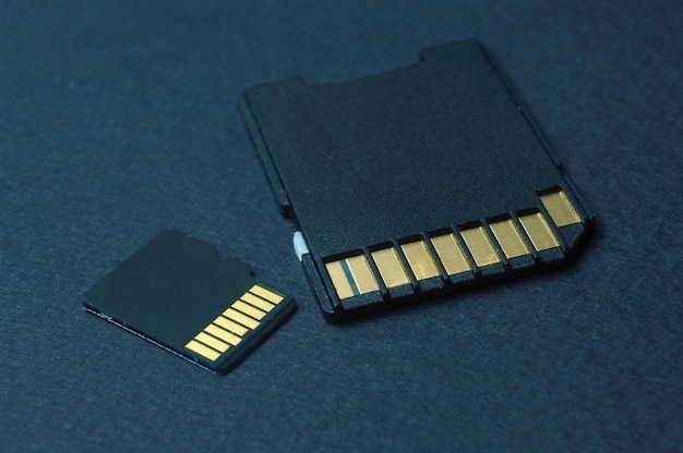 Las tarjetas micro sd se encuentran sobre un fondo negro.