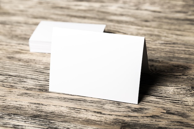 Foto tarjetas de papel en blanco sobre fondo de madera