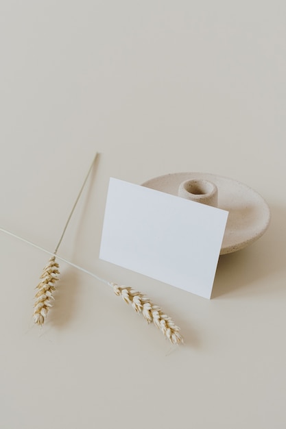 Tarjetas de papel en blanco con tallos de centeno de trigo en beige