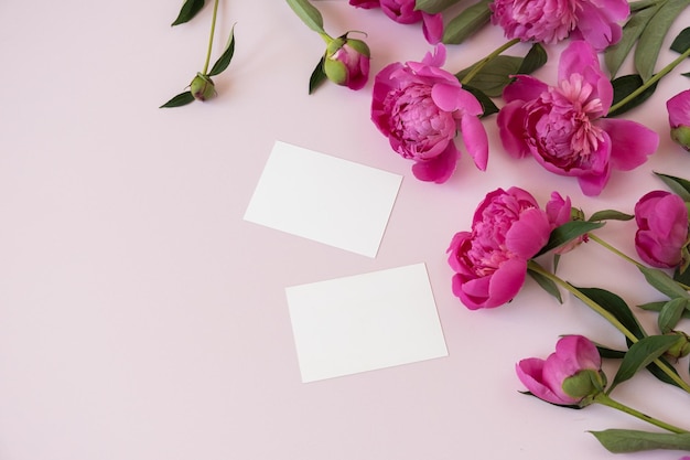 Tarjetas de papel de marca en blanco con espacio de copia de maqueta Fondo floral abstracto Fondo de flores de peonía rosa colorida Flores y pétalos Plantilla de botánica artística estética delicada