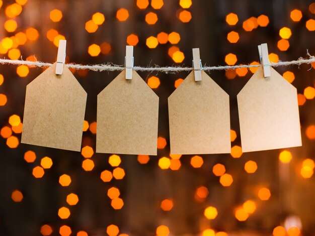 Tarjetas en pinzas para la ropa un fondo de luces brillantes