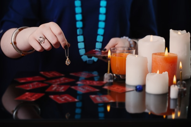 Tarjetas y velas en una mesa reflectante