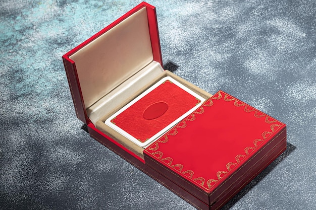 Foto tarjetas vintage de regalo en una caja roja enfoque selectivo
