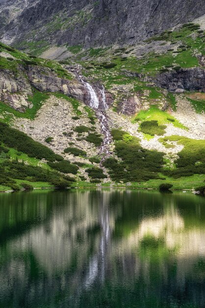 Tarn Velicke Pleso und Velicky Wasserfall in der Hohen Tatra Slowakei