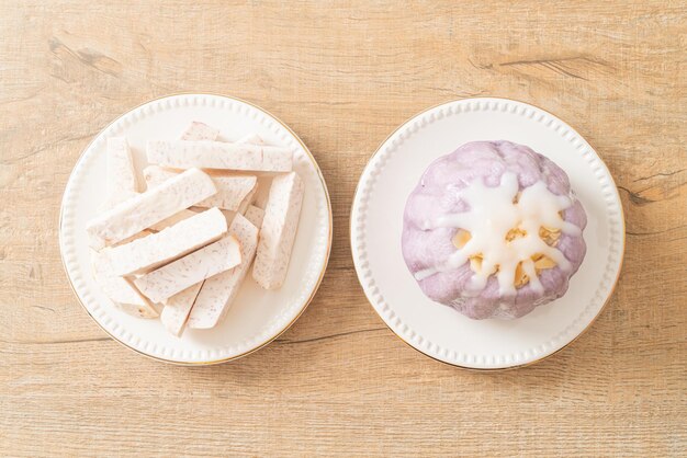 Taro-Brötchen mit weißer Zuckercreme und Nuss darüber