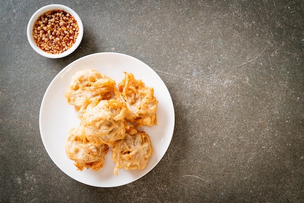 taro frito com molho - estilo de comida vegana e vegetariana