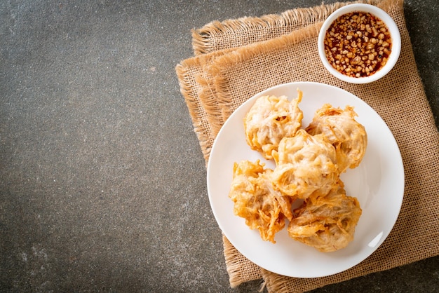 taro frito com molho