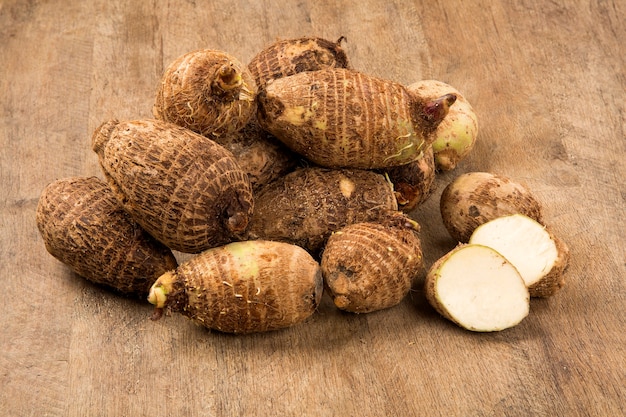 Taro oder Yam über einem Holztisch.