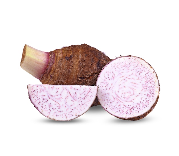 Taro, en rodajas de taro aislado en blanco