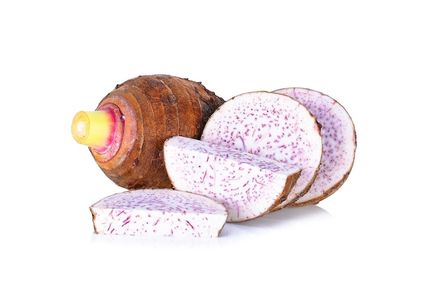 Taro en rodajas de taro aislado sobre fondo blanco.