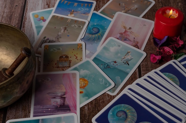 Tarot cartas oráculo vela roja y cuenco tibetano