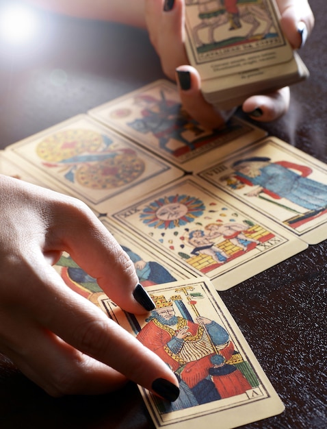 Foto tarot-kartenleser, der das lesen durchführt