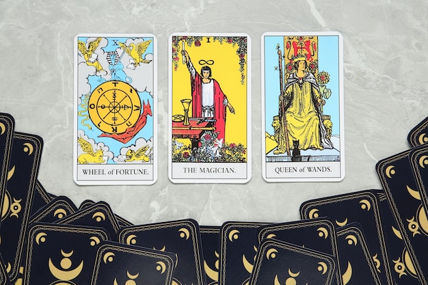 Tarotkarten auf einem grauen Tisch lagen flach