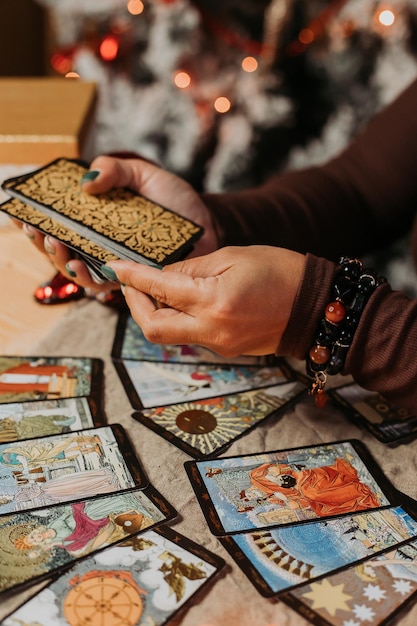 Tarotkartenlegen zu Weihnachten. Weihnachtszeit, eine Tradition. Tarot-Layout