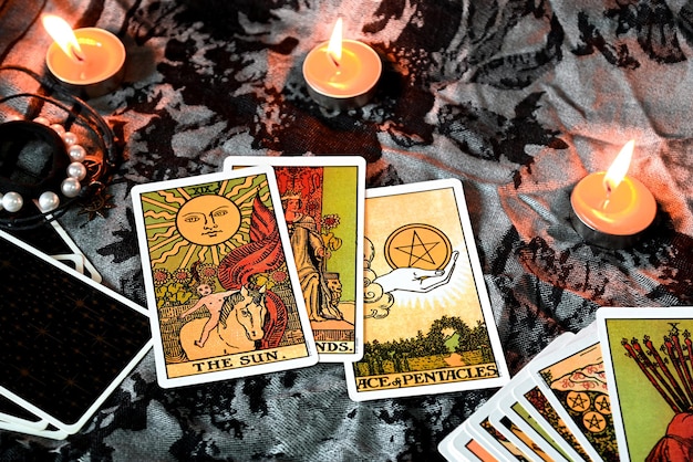 Tarotlesen mit Tarotkarten-Hintergrund und Kerzenlicht auf dem Tisch für Astrologie Okkultistische Magie Spirituelle Horoskope und Palmlesen Wahrsager Tarotleser Bangkok Thailand 13. Juni 2022