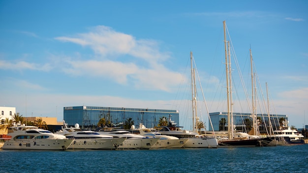 Tarragona, España - 6 de abril de 2019: Los yates de lujo estacionados en el puerto