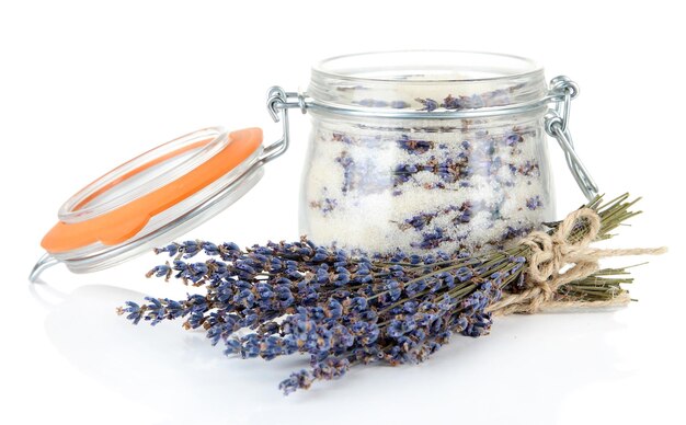 Tarro de azúcar de lavanda aislado en blanco