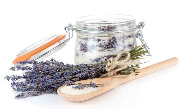 Tarro de azúcar de lavanda y flores frescas de lavanda aislado en blanco