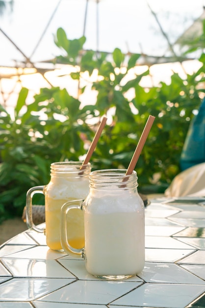 Tarro de batido de coco en la mesa - bebida saludable