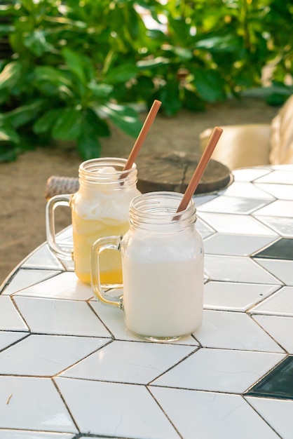 Tarro de batido de coco en la mesa - bebida saludable