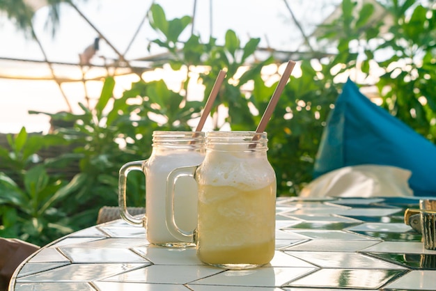 Tarro de batido de piña en la mesa- bebida saludable