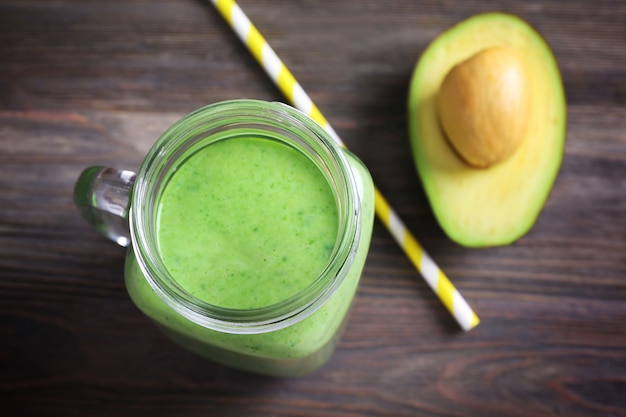 Tarro de cóctel de aguacate en madera