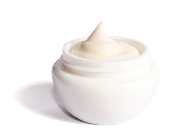 Un tarro de crema corporal natural.