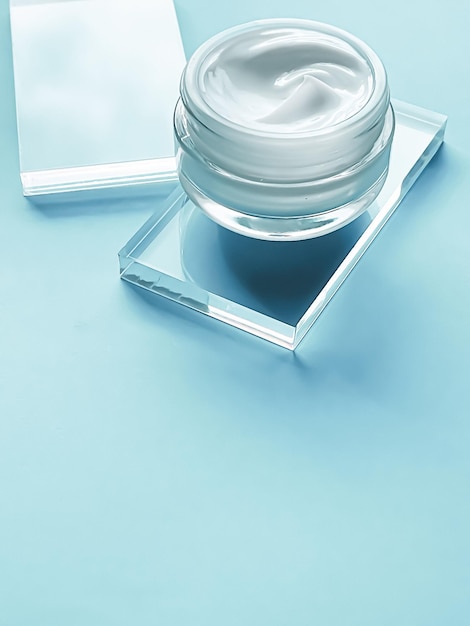 Tarro de crema hidratante para la cara sobre vidrio y fondo de menta producto de belleza y ciencia cosmética para el cuidado de la piel