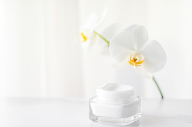 Tarro de crema hidratante facial y flor de orquídea loción hidratante para el cuidado de la piel y cosméticos antiedad de emulsión de elevación para la marca de cuidado de la piel de belleza de lujo