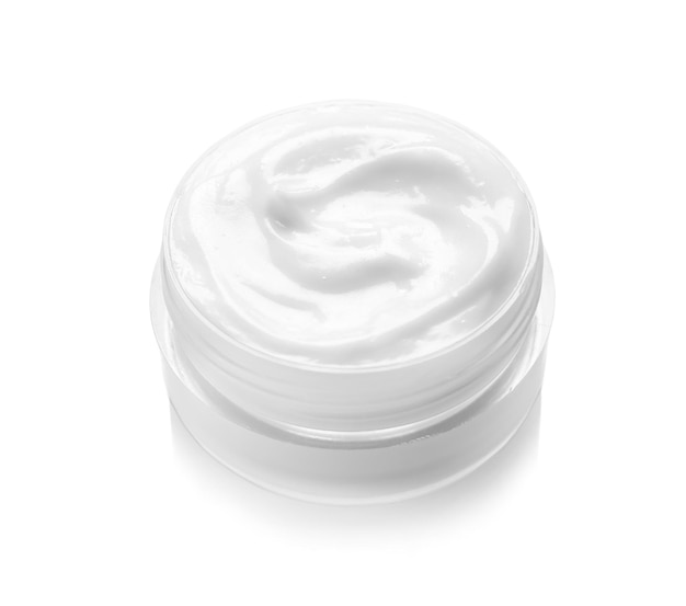 Tarro con crema de manos sobre fondo blanco.