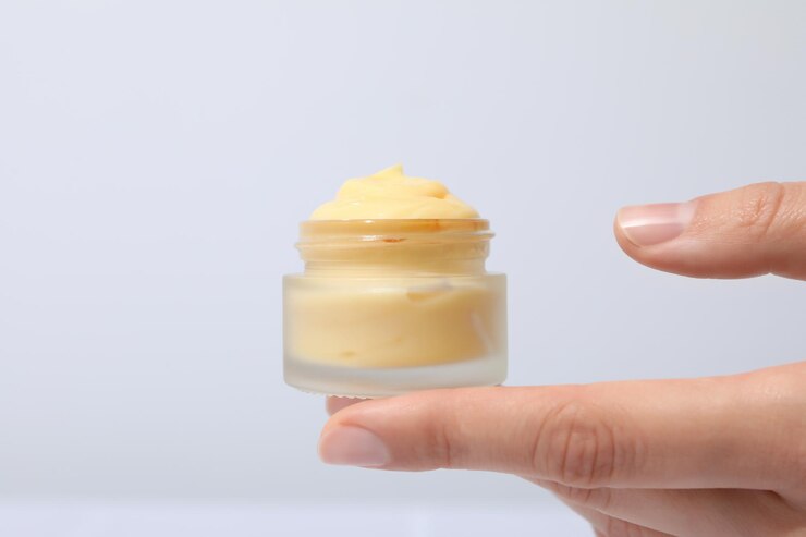 Un tarro de crema de manos sobre un fondo claro.