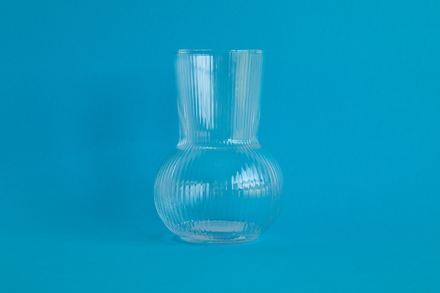 Foto tarro de cristal aislado sobre fondo azul.