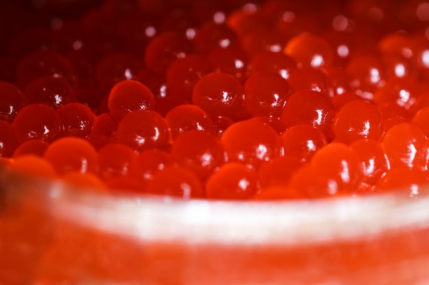 Tarro de cristal con caviar rojo