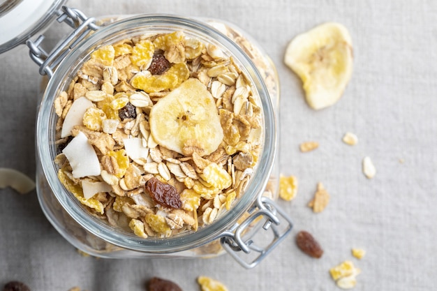 Foto tarro de cristal con cereales integrales para el desayuno