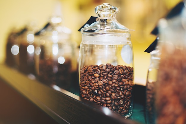 Tarro de cristal con granos de café en la cafetería