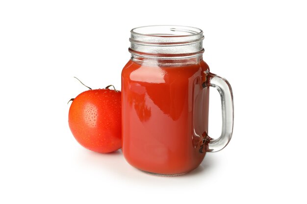 Tarro de cristal de jugo de tomate y tomate aislado sobre fondo blanco.