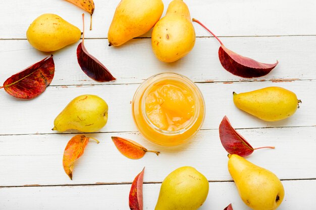 Tarro de cristal con mermelada de pera casera de otoño