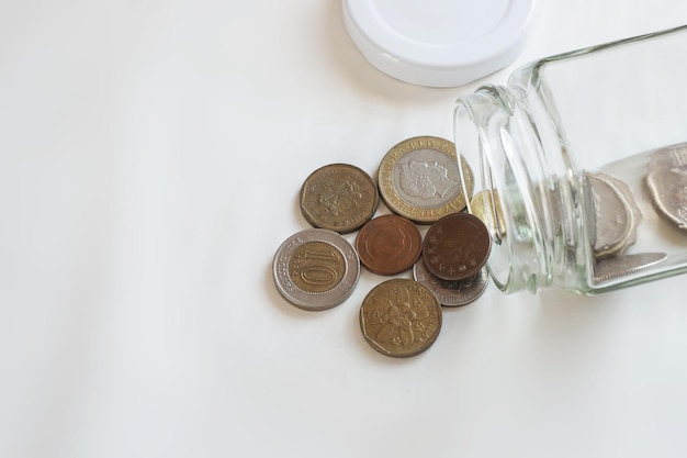 tarro de cristal, mesa blanca de colección de monedas.