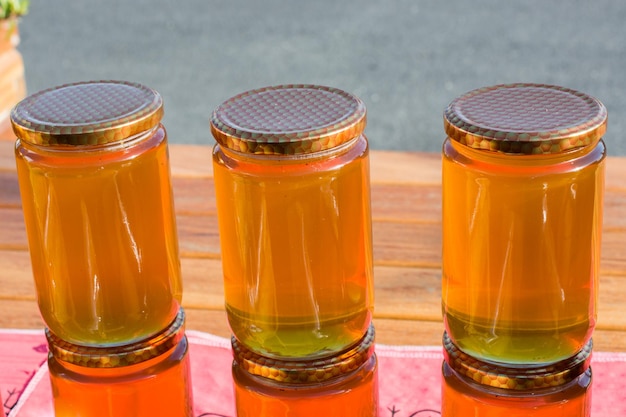Tarro de cristal de miel con tapa closeup
