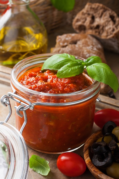 Tarro de cristal con salsa de pasta de tomate casera