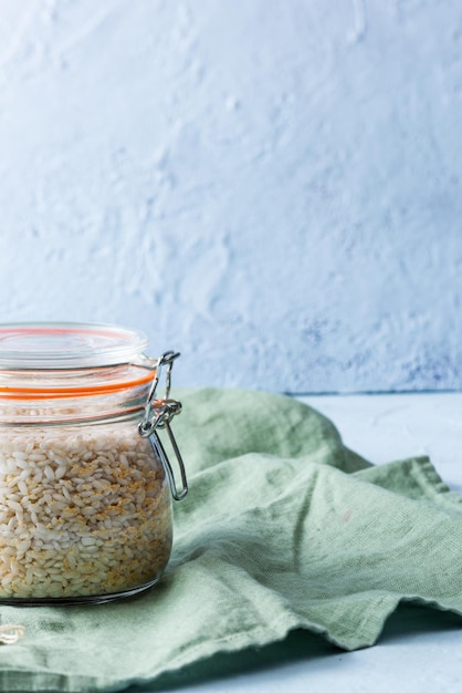 Tarro con fondo de comida de arroz