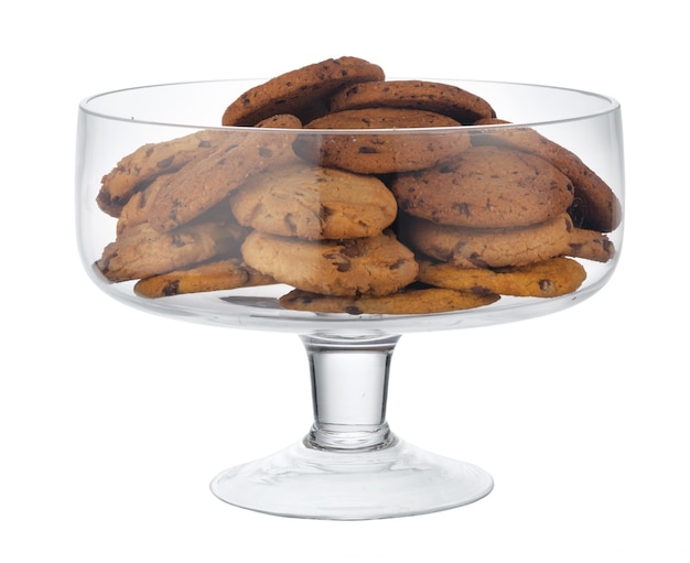 Tarro de galletas de cristal con galletas de chispas de chocolate en el interior aislado sobre fondo blanco.