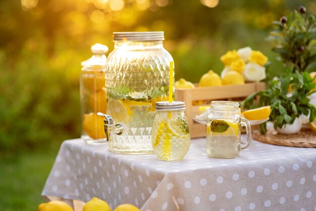 Tarro grande con limonada al aire libre