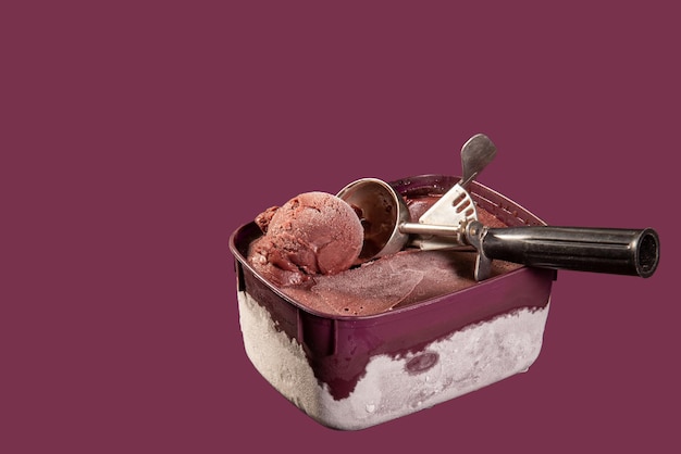 tarro de helado de acai brasileño aislado sobre fondo púrpura