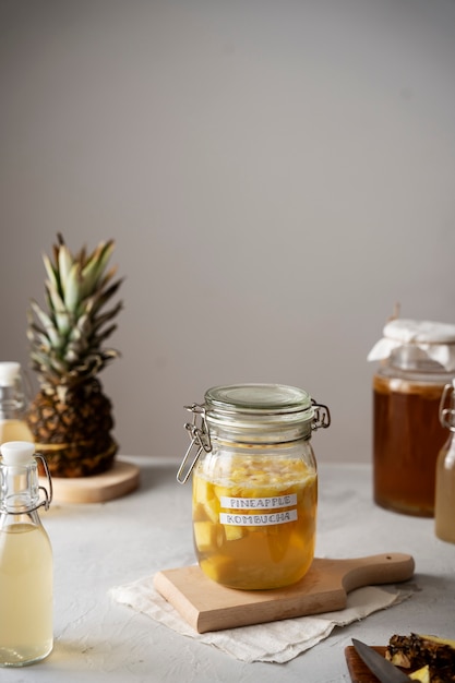 Tarro de kombucha de piña en la mesa