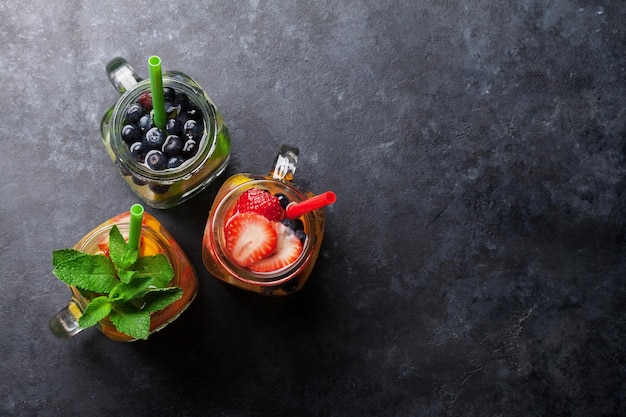 Tarro de limonada fresca con frutas y bayas de verano Vista superior con espacio para su texto