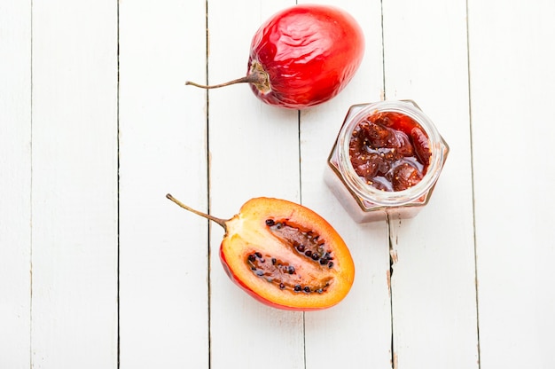 Tarro de mermelada de tamarillo.