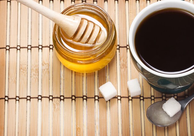 Tarro de miel y café sobre madera