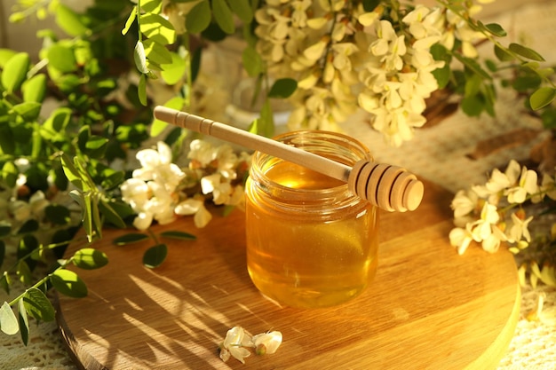 tarro de miel con flor de flores blancas